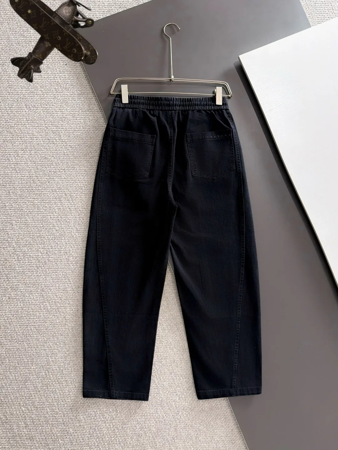 Balenciaga Fall/Winter 2026 New Arrival elastic casual pants are shipped the next day. The custom-made fabric at the counter has a high degree of comfort, impeccable details, and the design concept of the brand elements reflects high quality. The hand feels delicate and soft! Casual cuts and awesome upper body! Sizes: S-3XL